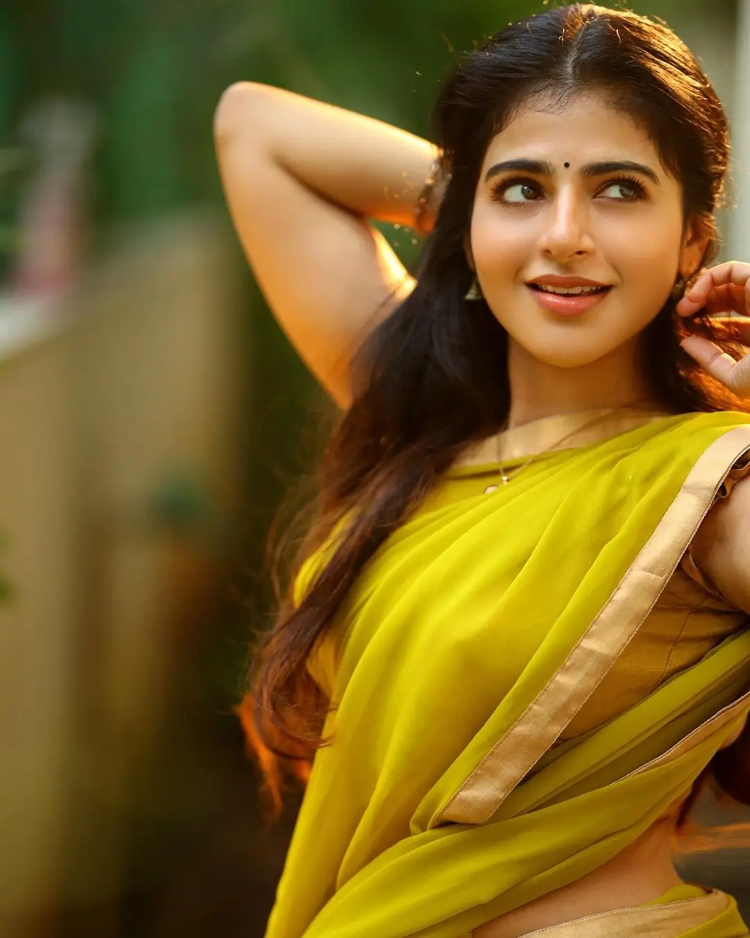 INDIAN ACTRESS ISWARYA MENON PICS IN TRADITIONAL GREEN SAREE BLOUSE 3